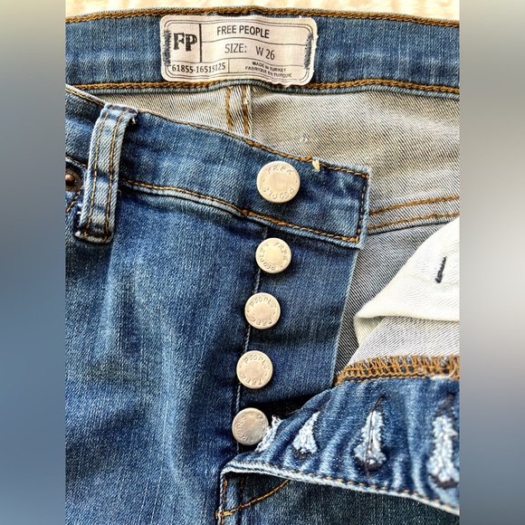 26 Button Fly Skinny Raw Hem Jeans Free People - Picture 3 of 7